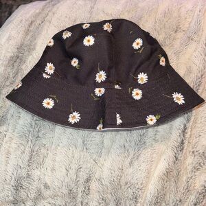 Black Daisy Print Bucket Hat